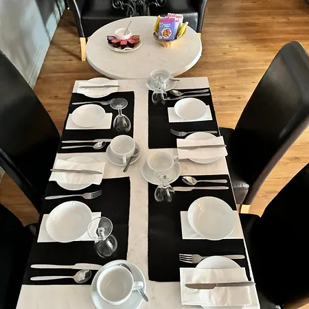 The Golden Lion Отель *